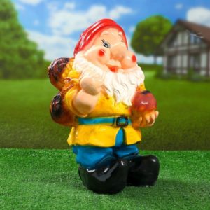 Садовая фигура "Гном с орехом" 35х22см